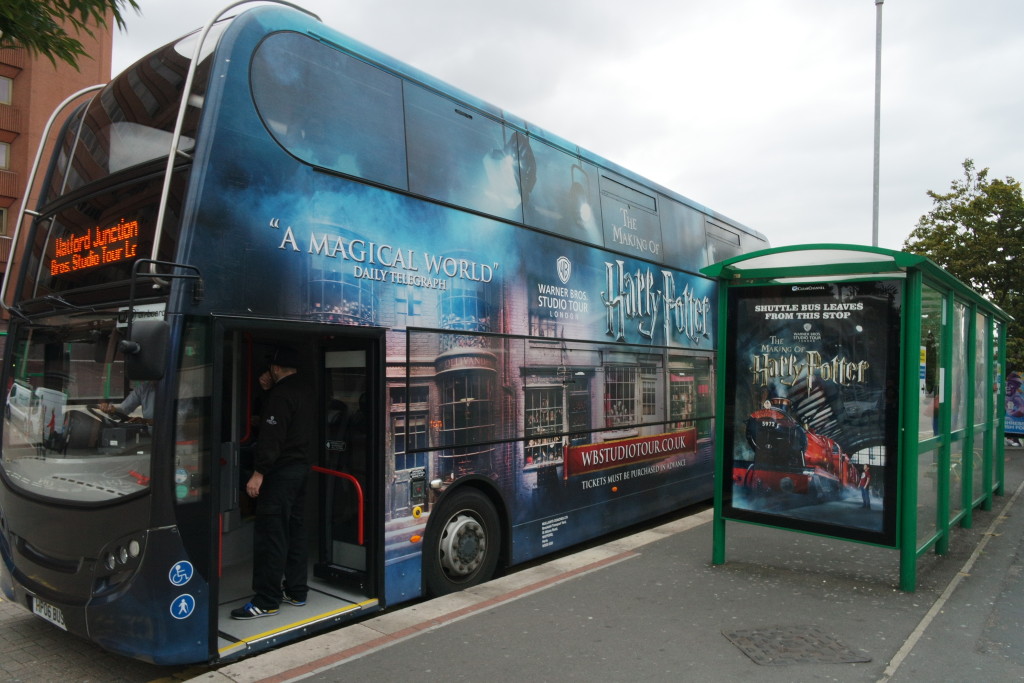 O ônibus que sai da estação e te leva até os estúdios. Personalizado para você entrar no clima!