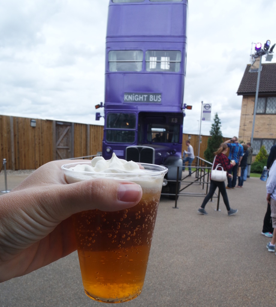 A deliciosa Cerveja Amanteigada e o Knight Bus ao fundo!