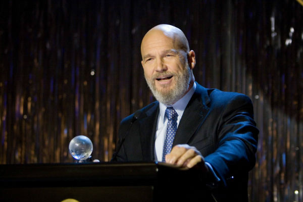 obadiah-stane-accepts-award-im