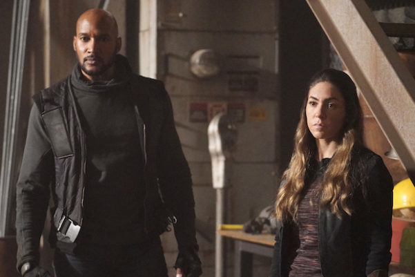 plano critico MARVEL'S AGENTS OF S.H.I.E.L.D. - "Together or Not at All" - Just as the team reunites, they become prey to an undefeated Kree warrior who is bent on killing them all, on "Marvel's Agents of S.H.I.E.L.D.," FRIDAY, JAN. 12 (9:00-10:00 p.m. EST), on The ABC Television Network. (ABC/Jennifer Clasen) HENRY SIMMONS, NATALIA CORDOVA-BUCKLEY