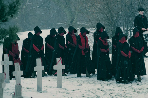 the-handmaids-tale-season-2-hulu-funeral plano critico serie critica plano critico