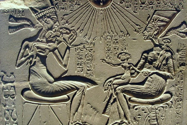 Akhenaton_nefertiti_e_suas_filhas plano critico