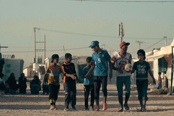 Jovens caminhando junto de uma bola.